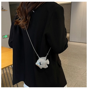 Elegante borsa da sera a forma di pesce argento con texture a scaglie e catena sottile