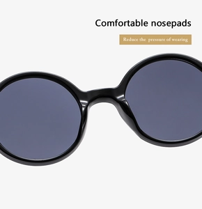 Détail des plaquettes de nez intégrées sur lunettes de soleil rondes noires pour plus de confort