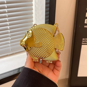 Elegante borsa da sera a forma di pesce dorato con scaglie dettagliate e tracolla a catena