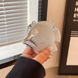 Elegante borsa da sera in metallo argentato a forma di pesce con scaglie e tracolla