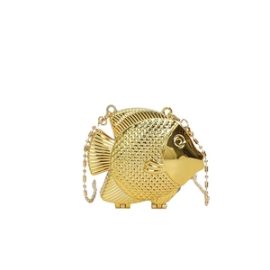 Borsa da sera in metallo dorato a forma di pesce con trama a scaglie e catenina