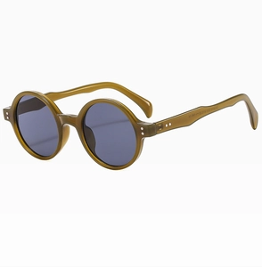 Vue détaillée des lunettes de soleil rondes vert olive avec rivets en argent et verres gris