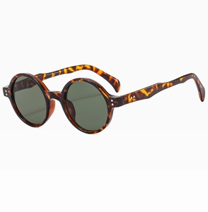 Détails de lunettes de soleil rondes en écaille avec branches ondulées et rivets