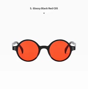 Détail de lunettes de soleil rondes rétro avec monture noire et verres rouges, modèle C05