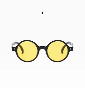Détails de lunettes de soleil rondes noires avec verres jaunes et rivets en argent
