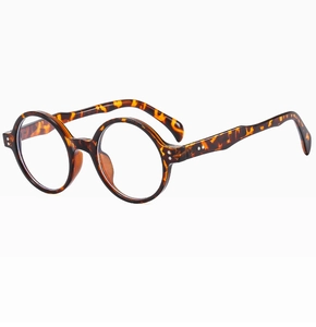 Vue détaillée de montures de lunettes rondes rétro avec motif écaille sur fond blanc pur