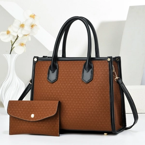 Detailansicht der karamellbraunen Tragetasche mit V-Webmuster und passender kleiner Clutch
