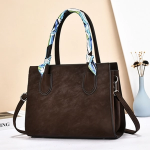 Große dunkelbraune Wildleder-Handtasche mit Seidenband und verstellbarem Gurt