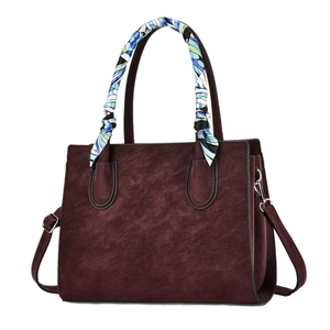 Minimalistische große weinrote Wildledertasche mit Seidentuch am Griff und Schultergurt