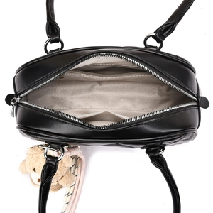 Draufsicht der schwarzen Handtasche aus Kunstleder mit beigem Innenfutter und Taschen