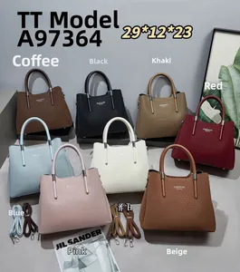 Détail de la collection de sacs à main en cuir avec texte Fashion Queen en huit couleurs