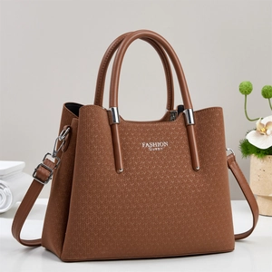 Sac à main marron texture tressée avec bandoulière et logo Fashion Queen sur fond blanc