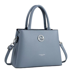 Borsa a mano in pelle azzurra con trama litchi e logo circolare in metallo per donna