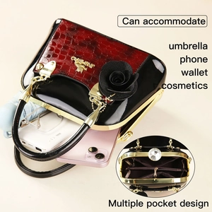 Détail de l'intérieur du sac à bandoulière dégradé montrant plusieurs compartiments