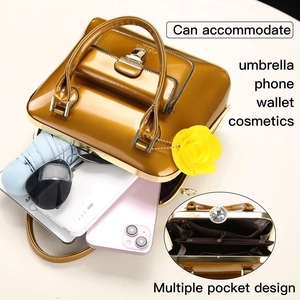 Design a tasche multiple che mostra la capacità interna per ombrello, cellulare e altro