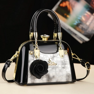 Sac bandoulière élégant en forme de coquille en cuir verni noir avec texture argentée et rose