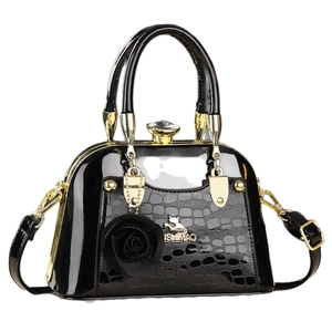 Sac bandoulière chic en cuir verni noir avec gaufrage et pendentif fleur de rose