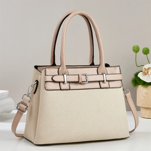 Detailansicht der Handtasche aus beigem Canvas und rosa Leder mit silbernen Metallschnallen