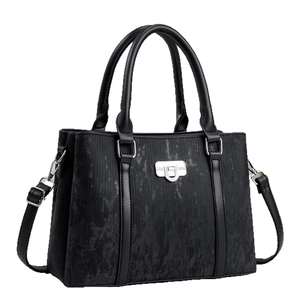 Elegante borsa nera con trama verticale e tracolla regolabile per uso quotidiano