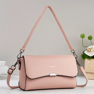 Borsa a tracolla in pelle martellata rosa con doppie tracolle e fibbia canna di fucile