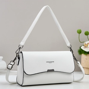 Dettaglio della borsa in pelle martellata bianca con hardware in metallo scuro