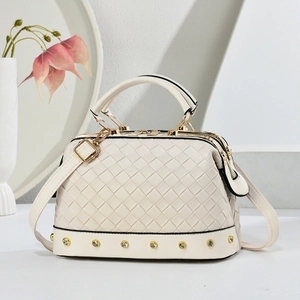 Sac à main tissé tendance 2025 blanc crème avec rivets en strass et garniture dorée