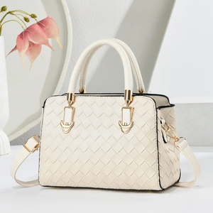 Sac à main élégant en cuir tressé blanc cassé avec poignée dorée et bandoulière amovible
