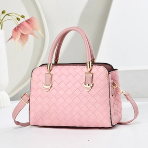 Sac à main rose en cuir PU tissé avec détails dorés et bandoulière dans un décor épuré