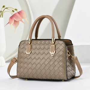 Sac à main élégant en texture tissée kaki avec détails dorés et bandoulière
