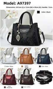 Vue détaillée du sac à main motif serpent avec pendentif feuille et intérieur compartimenté