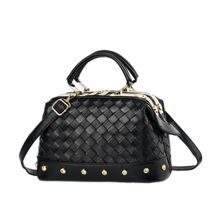 Sac à main noir tissé avec des clous en cristal doré et bandoulière réglable de style rétro