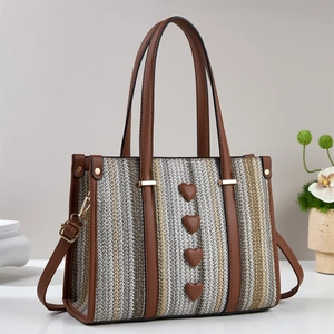Borsa tote in tessuto a righe con cuori in pelle marrone scuro e manici lunghi