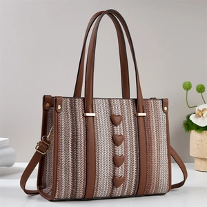 Borsa tote intrecciata a righe retrò con cuori marroni e manici in ecopelle