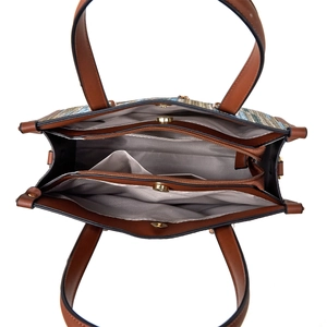 Vista dall'alto dell'interno di una borsa tote grande con scomparti e chiusura magnetica