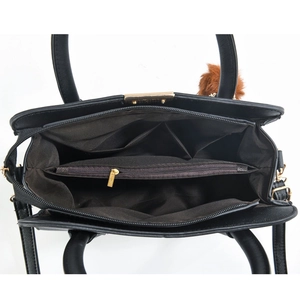 Vue intérieure du grand sac à main noir avec compartiments zippés et détails dorés