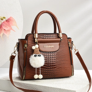 Borsa tote marrone stampa coccodrillo con logo dorato e ciondolo in peluche morbido