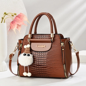 Sac à main tendance pour femmes en cuir marron embossé crocodile avec breloque en peluche
