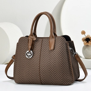 Elegante Damen-Henkeltasche mit Fischgrätenmuster, braunem Lederbesatz und Metallanhänger