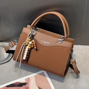 Braune gewebte PU-Leder Handtasche mit Griffen und böhmischem Perlenanhänger-Accessoire