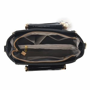 Vue intérieure du sac à main noir brillant avec compartiments et garnitures dorées