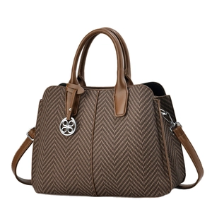 Elegante braune Handtasche mit Fischgrätenmuster, Lederbesatz und Silberanhänger
