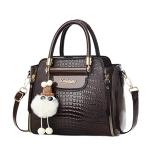 Sac à main marron foncé effet crocodile avec poignées et breloque pompon fantaisie