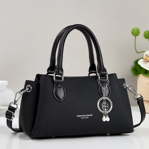 Grand sac cabas en cuir texturé noir avec breloque trèfle argentée et bandoulière réglable