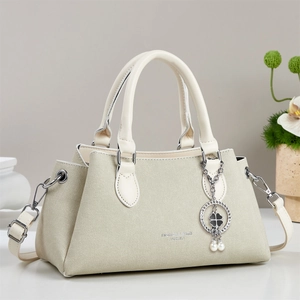 Grand sac cabas chic en cuir blanc cassé avec pendentif trèfle et bandoulière amovible