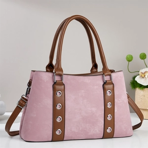 Sac à main élégant en daim rose avec poignées marron et détails décoratifs à œillets