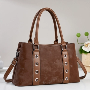 Sac à main rétro marron avec finition mate et œillets métalliques élégants pour femme