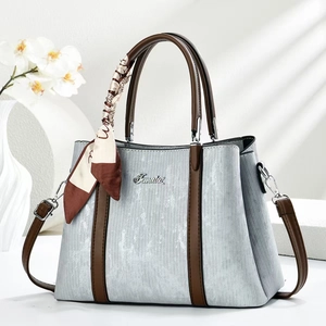 Borsa a mano strutturata grigio-blu con manici marroni e un foulard in seta decorativo