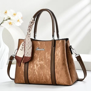 Borsa tote marrone vintage testurizzata con foulard su sfondo minimalista