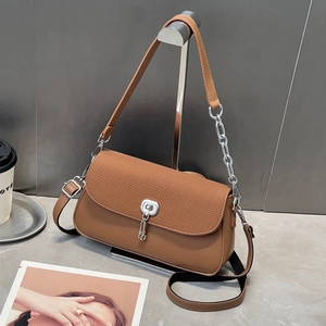 Sac à bandoulière marron minimaliste avec rabat tissé et chaîne argentée