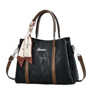 Borsa tote nera retrò con manici in pelle marrone e dettaglio foulard di seta